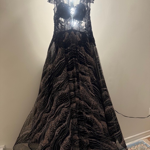 Party dresses - Picture 12 of 17